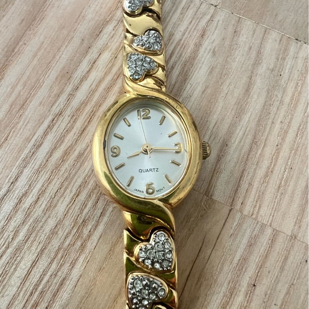 Unbranded ladies oval gold tone crystal hearts dress watch NEW BATTERY